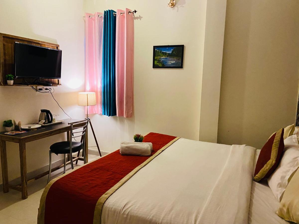 The Indraj Palace Hotel Jaipur Bagian luar foto