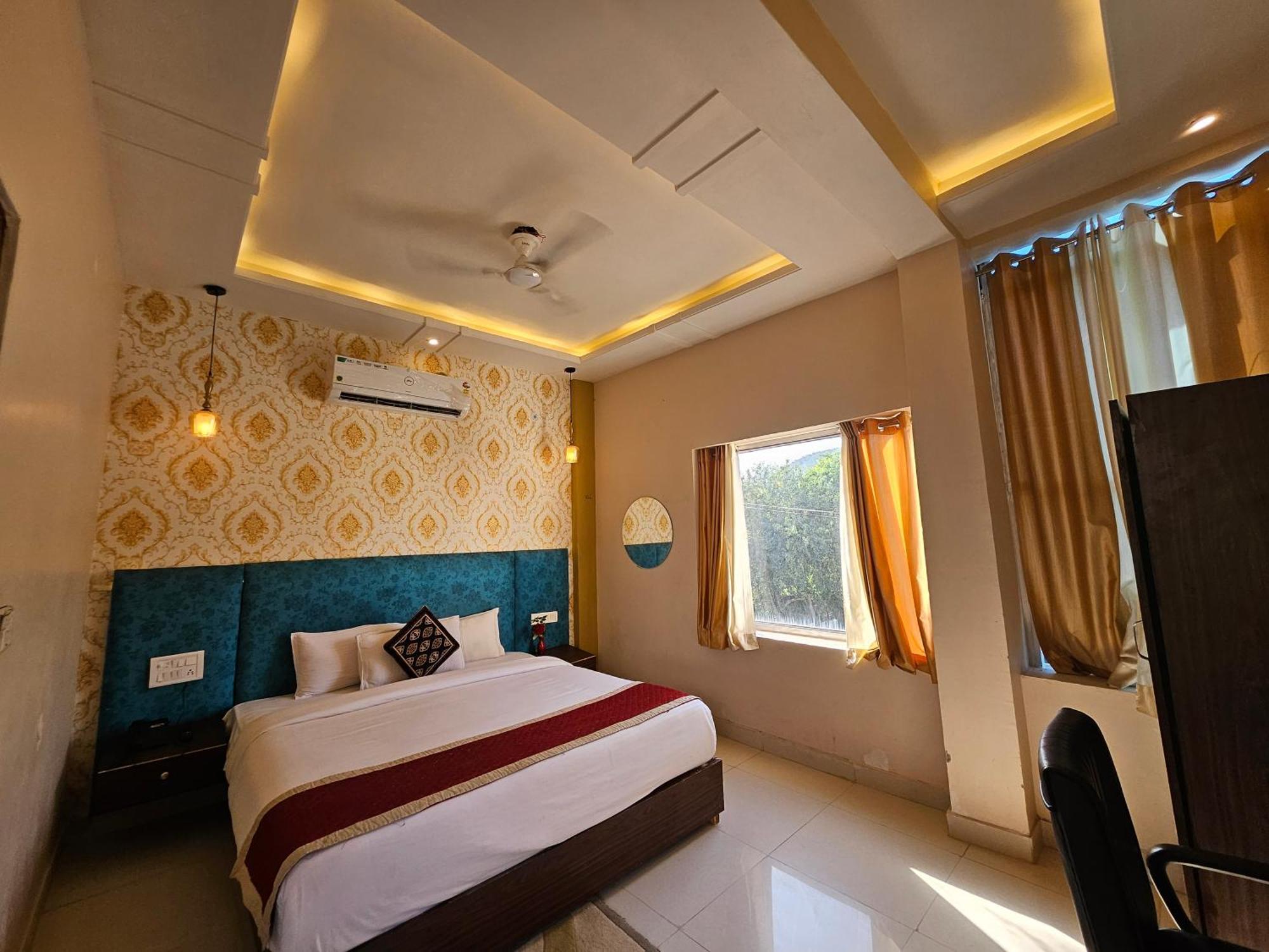 The Indraj Palace Hotel Jaipur Bagian luar foto