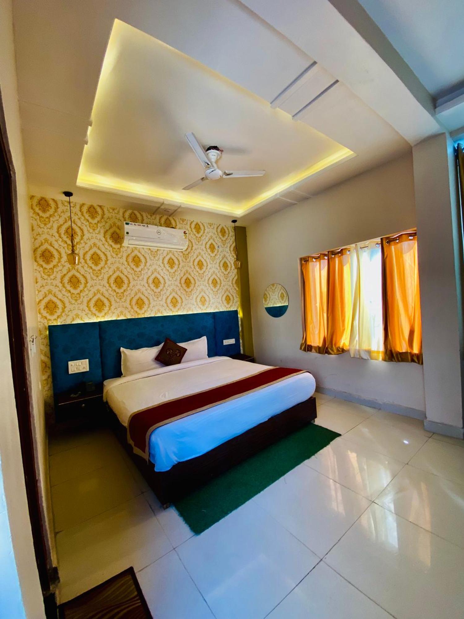 The Indraj Palace Hotel Jaipur Bagian luar foto
