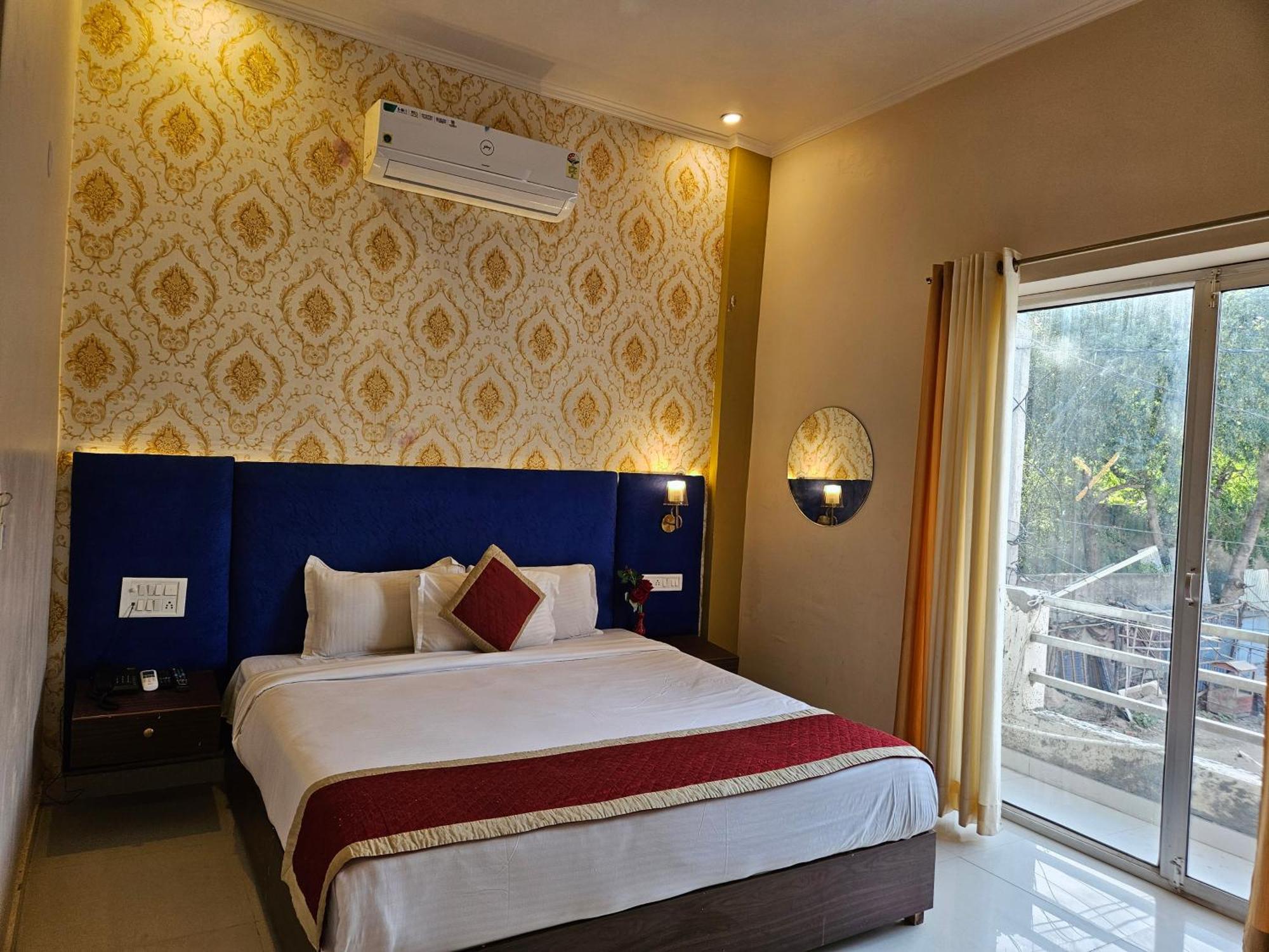 The Indraj Palace Hotel Jaipur Bagian luar foto
