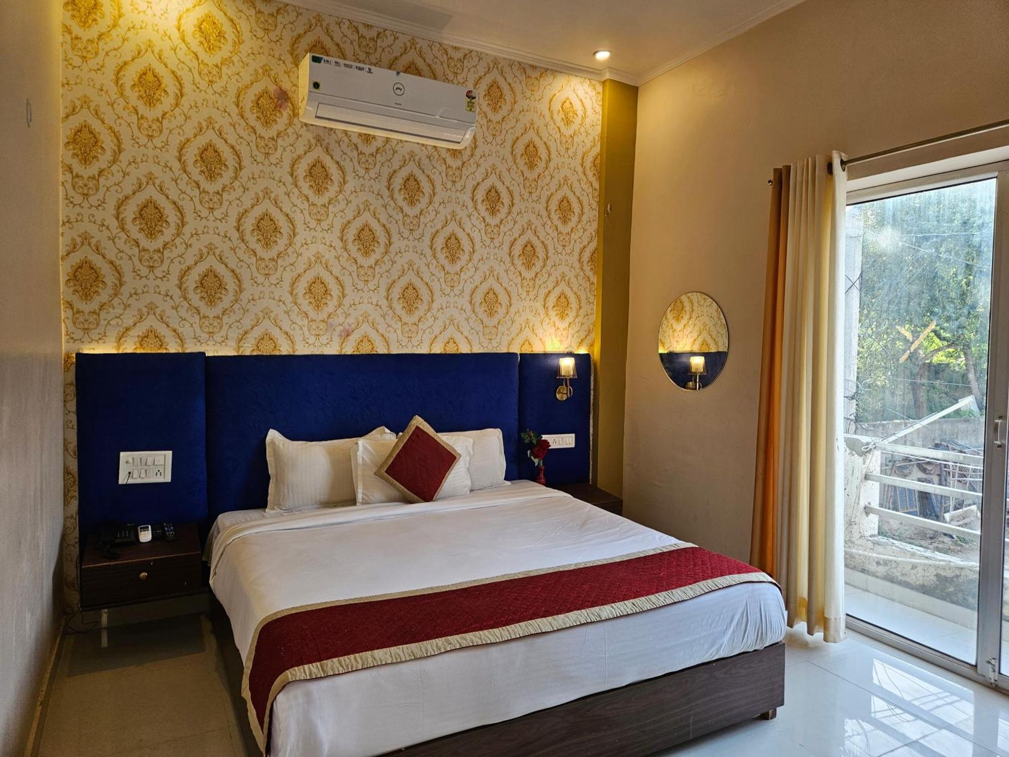 The Indraj Palace Hotel Jaipur Bagian luar foto
