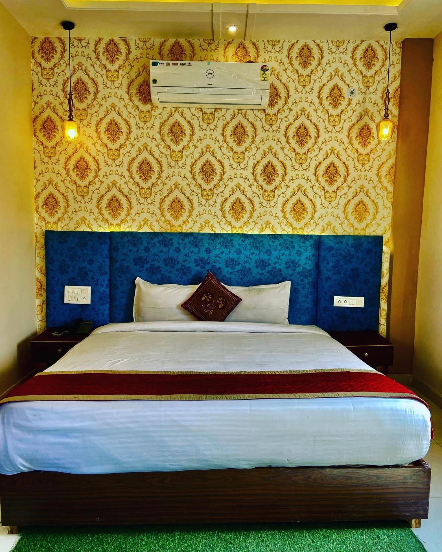 The Indraj Palace Hotel Jaipur Bagian luar foto